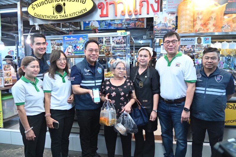 DIT ลงพื้นที่ติดตามการจับจ่าย “คนละครึ่งพลัส”–ร้านค้าธงฟ้าพร้อมรับบัตรสวัสดิการแห่งรัฐวันแรก ย้ำขายราคาเดียวทุกช่องทาง